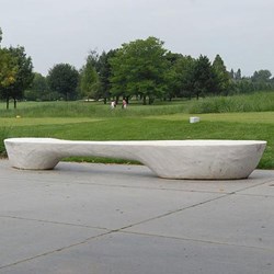 bedrijfstuin-Wijnegem-golfterrein-moderne-zitbank-tuinbank